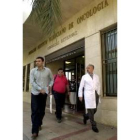 Molina, acompañado por el doctor Vicente Guillén, en Valencia