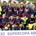 Los jugadores del Barcelona después de conquistar su primer título de la tmeporada