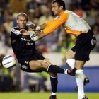 Prats despeja un balón ante la presencia amenazante de Zidane