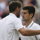 Novak Djokovic, a la derecha, saluda al croata Marin Cilic