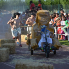 La carrera de camas es una divertida cita que se celebra el domingo en el Prado de Abajo. MEDINA