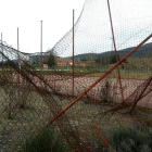 La alambrada oxidada está prácticamente en el suelo en la zona deportiva de Torre.