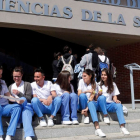 Un grupo de alumnos de Enfermería, en imagen de archivo, en la puerta de la Facultad de Ciencias de la Salud de Vegazana. MARCIANO PÉREZ