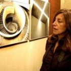 La fotógrafa leonesa Esther Santás junto a una de sus imágenes