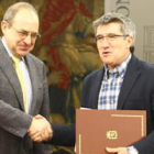 El director del CES de Indra, Antonio González Gorostiza, y el alcalde de León, Francisco Fernández.