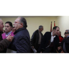 Eduardo Fernández, discute con uno de los vecinos, mientras a sus espaldas los concejales lo hacen entre sí.