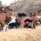 Kim Jong-un sigue los ejercicios militares con sus generales.