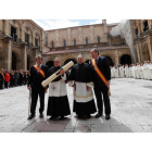 Foto final del acto tras declararse, un año más, que no hubo acuerdo entre el representante municipal y el del Cabildo Isidoriano. JESÚS F. SALVADORES
