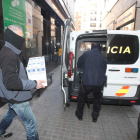 Momento en el que los agentes sacan varios archivadores con documentación de la sede de Martínez en Ponferrada.