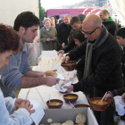 Cientos de personas degustaron las afamadas patatas con jabalí a la hora del almuerzo.