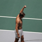 El tenista español Rafa Nadal celebra su victoria ente el ruso Karen Jachánov durante el partido correspondiente a la segunda jornada de la Copa Davis que se disputa este martes en la Caja Mágica de Madrid. EFE/JuanJo Martín.