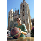 Ángela Salvadores delante de su querida Catedral.