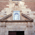 Detalle de la ‘mampara’ de cristal que protege al arcángel san Miguel