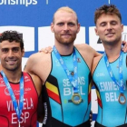 El leonés Kevin Viñuela posa con la medalla de plata. DL