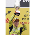 Nico Terol con su trofeo.