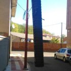 Los cables cuelgan de una farola de alumbrado municipal.