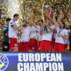 Los daneses celebran en el podio su triunfo ante Serbia en la final del Europeo.