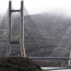 Imagen el emblemático puente que cruza el embalse del Luna.