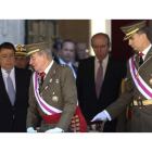 El rey Juan Carlos y el príncipe de Asturias antes de la ceremonia militar de la Orden de San Hermenegildo.