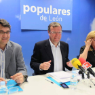 Juan Martínez Majo, Antonio Silván y Mar González, ayer, en la sede del PP de León.