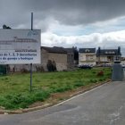 En el solar recuperado por el Ayuntamiento se iban a construir viviendas y el albergue municipal. DL
