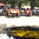 Los comensales se preparan para degustar la paella tradicional.
