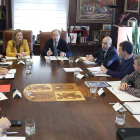 Herrera y Del Olmo presidieron la reunión celebrada ayer con sindicatos y empresas. DIEGO DE MIGUEL