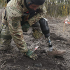 Imagen de un soldado desminando el campo de batalla. SERGEY KOZLOV