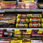 Vista de una alacena repleta de salchichas y bacon precocinado en un supermercado de Washington, Estados Unidos hoy 26 de octubre de 2015. a Organización Mundial de la Salud (OMS) alertó hoy de que comer carne procesada como salchichas, embutidos o prepar