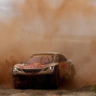 El francés Sebastian Loeb le arrebató el liderato a su compatriota y compañero de equipo, Peterhansel al ganar la octava etapa
