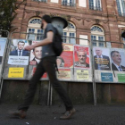 Una pared de Estrasburgo con carteles electorales de los 11 candidatos a la presidencia de Francia.