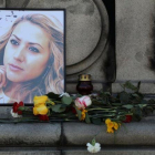Ofrenda floral en homenaje a la periodista Viktoria Marinova, fallecida en la ciudad búlgara de Ruse.