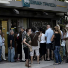 Ciudadanos griegos esperando la apertura de los bancos.