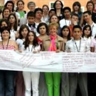 La vicepresidenta del Gobierno con los jóvenes que han participado en el trabajo de Intermón Oxfam