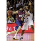 Navarro, a la izquierda, entra a canasta ante el base del Real Madrid Dontaye Draper.