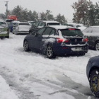 Vehículos retenidos por la nieve en la AP6.