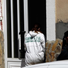 Agentes de la Guardia Civil inspeccionan una vivienda en Castrogonzalo (Zamora).
