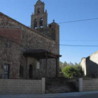 El cerramiento de la iglesia antes de cubrirlo de piedra (izquierda) como sucede en la actualidad (d