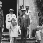 Foto de archivo de Franco con los ahora Reyes eméritos y sus hijos, en el pazo de Meirás.