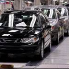 Revisión de coches en una planta de producción automovilística