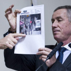 El fiscal de París muestra una imagen capturada de una cámara del responsable de los ataques.