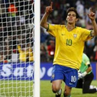 El jugador brasileño Kaka celebra un gol.