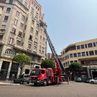 Efetivos de los Bomberos de León en el lugar en el que se produjo el desprendimiento. S. V. P.