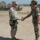 El teniente coronel de los marines saluda al jefe de operaciones del destacamento español