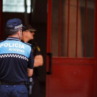 Policías custodian la vivienda de Aranjuez donde se produjo el tiroteo.