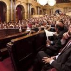 El presidente del PP catalán, Josep Piqué, observa las pantallas durante la votación