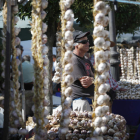 Las ristras son ya una tradición en la Feria del Ajo de Santa Marina del Rey. DL
