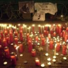 Las velas encendidas en recuerdo de los dos periodistas españoles muertos, ayer, en Madrid