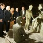 Mario Amilivia, Odón Alonso, Inés Prada, Muñoz Alique y Javier García Prieto, junto a la estatua