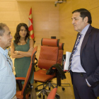 Sáez, ayer, con los procuradores socialistas Mercedes Martín y Fernando Rodero, en las Cortes.